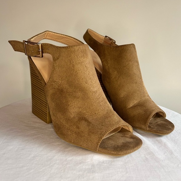 Wild Diva Vixen Nude Beige Suase Open Toe Wedges Strapped Size 9 Chic Suede - Picture 1 of 5